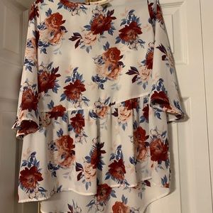 Quarter sleeve flower top